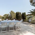 Holiday home Lets Holidays Big House With Bbq And Dining Outside *