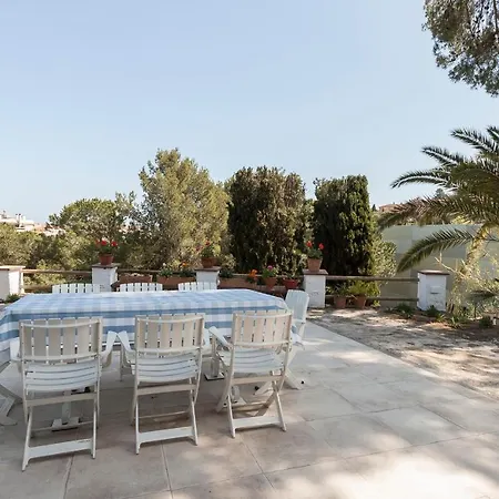Casa de Férias Lets Holidays Big House With Bbq And Dining Outside *