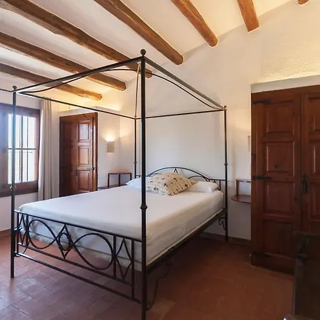 Будинок відпочинку Let's Holidays 7 Xemeneies House