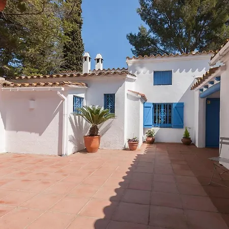 Lets Holidays Big House With Bbq And Dining Outside Сasa de vacaciones *