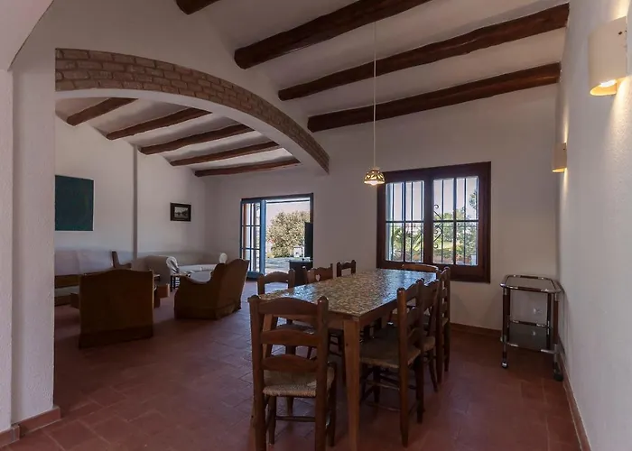 Lets Holidays Big House With Bbq And Dining Outside Сasa de vacaciones *