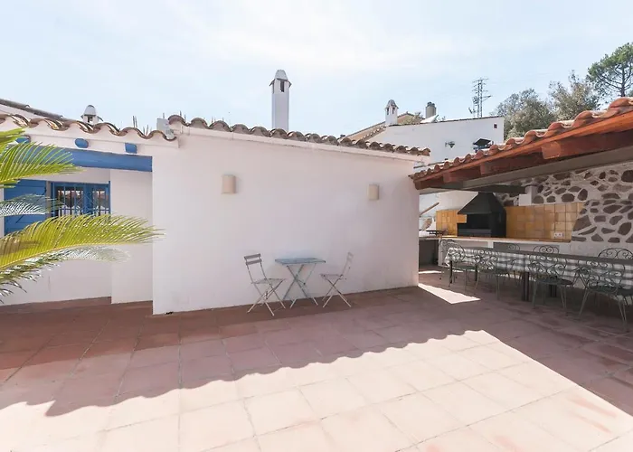 Lets Holidays Big House With Bbq And Dining Outside