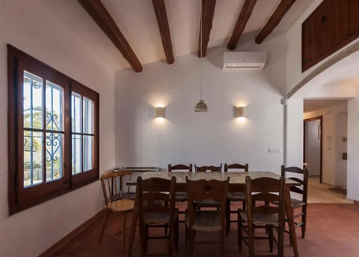 Lets Holidays Big House With Bbq And Dining Outside Сasa de vacaciones