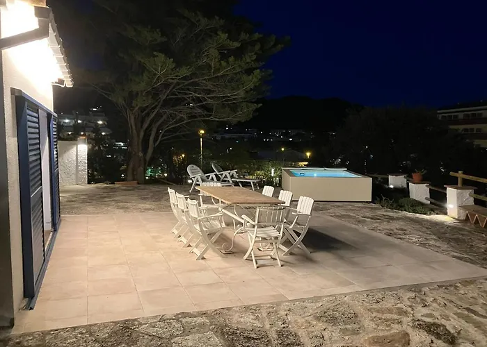 Lets Holidays Big House With Bbq And Dining Outside